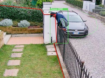 Intrusione in corso: una persona non autorizzata sta scavalcando la recinzione di una proprietà privata. Il sistema di videosorveglianza ha rilevato e evidenziato la minaccia in tempo reale, mentre il proprietario è assente. La sicurezza della tua casa merita protezione professionale, anche quando non ci sei.