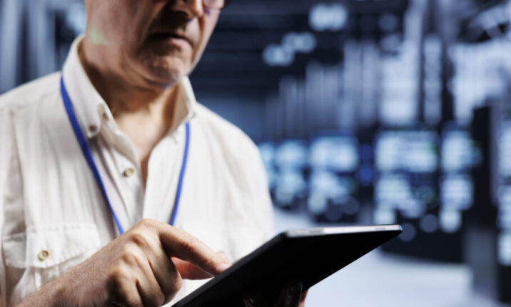 Tecnico effettua controllo impianto di sicurezza su tablet in sala server – analisi del rischio secondo norma CEI 79-3.